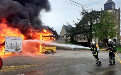 Pornic : un car et un camping-car en feu