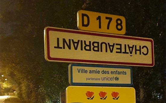 Loire-Atlantique : pourquoi des dizaines de panneaux de commune sont à l’envers