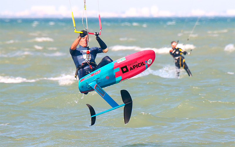 Saint-Brévin : Chris Ballois, champion du monde vitesse en kitesurf, en démonstration