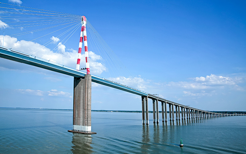 Saint-Brévin : une écharpe de 3km déployée sur le pont de Saint-Nazaire