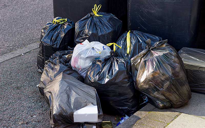 Saint-Nazaire : la CGT appelle à laisser ses sacs poubelles sur le front de mer et en centre-ville