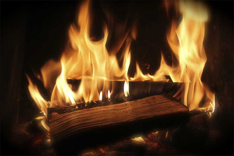 Loire-Atlantique : un feu de cheminée fait s’embraser une toiture