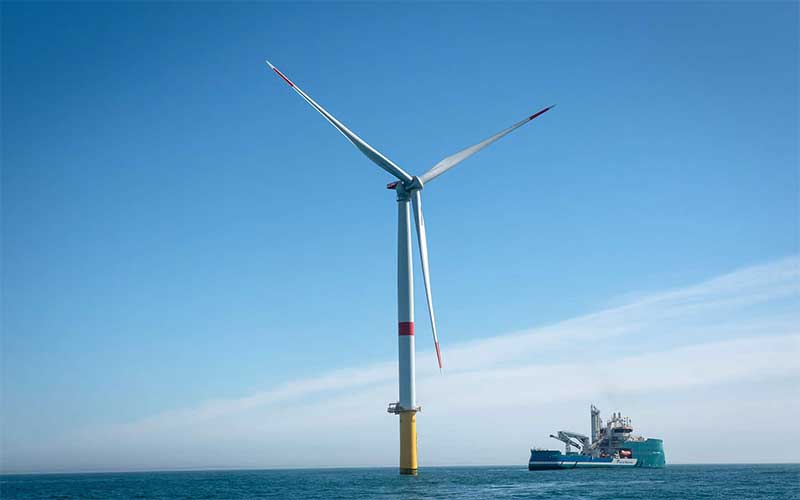 Parc éolien en mer de Saint-Nazaire : la première éolienne est posée